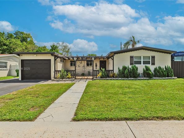 421 SW 64th Way, Pembroke Pines FL 33023