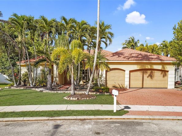 15989 SW 14th St, Pembroke Pines FL 33027