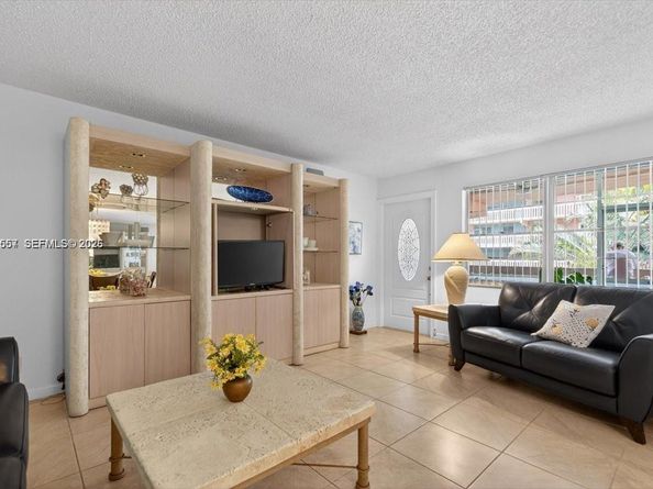 180 NE 12th Ave 15B, Hallandale Beach FL 33009