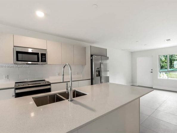 2561 NE 193rd St 1103, Miami FL 33180