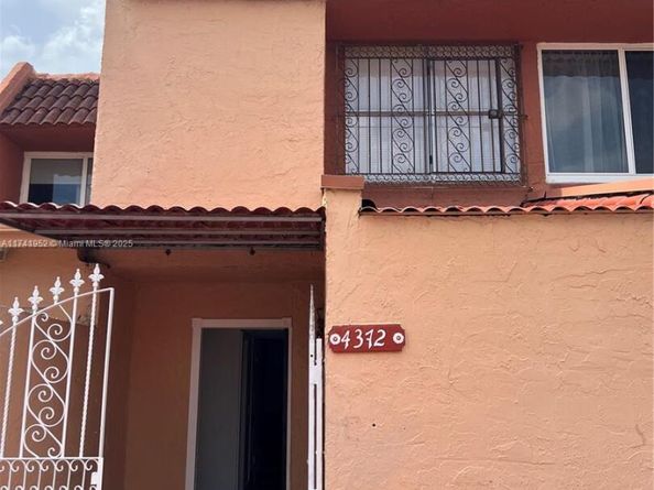 4372 W 11th Ln 30, Hialeah FL 33012