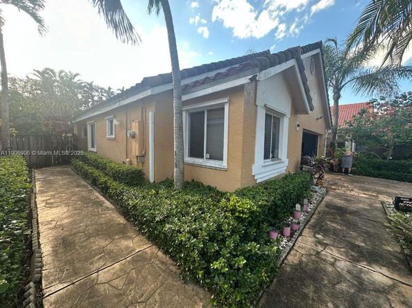 10153 NW 3rd Ct, Plantation FL 33324