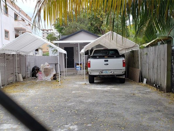 1260 NW 4th St, Miami FL 33125