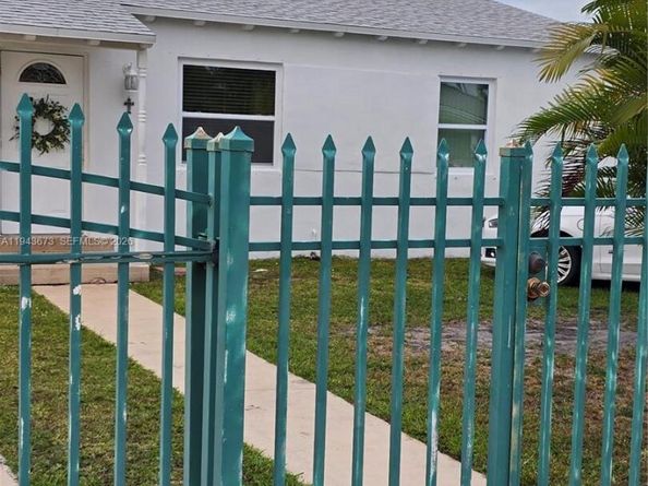 Undisclosed Address #A11943673, Miami FL 33144