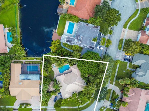 10101 SW 5th St, Plantation FL 33324