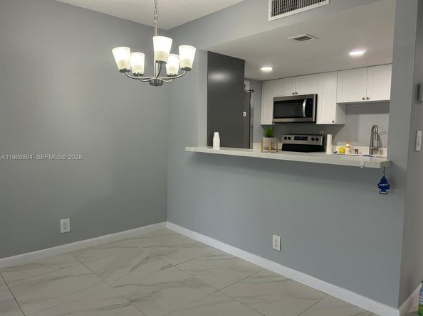 230 Lakeview Dr 209, Weston FL 33326