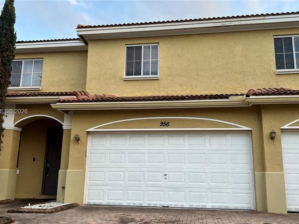 956 NW 206th Ter, Miami Gardens FL 33169