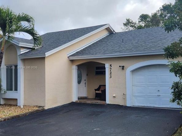 5723 NW 100th Ct, Doral FL 33178