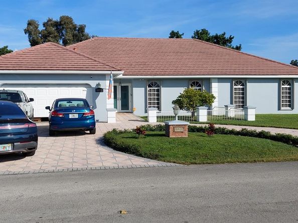 18921 W Oakmont Dr, Hialeah FL 33015