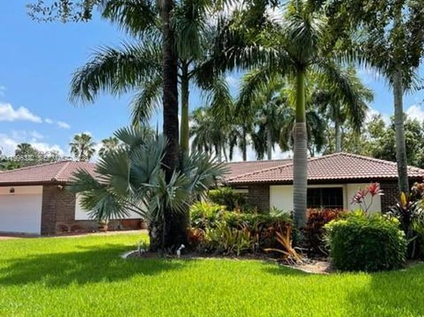 19265 E Saint Andrews Dr, Hialeah FL 33015