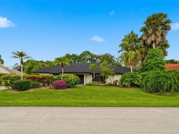 2 Dunbar Rd, Palm Beach Gardens FL 33418