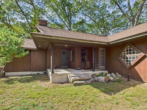 81 Bartlett St, Chelmsford MA 01824