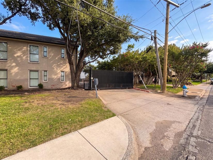 7734  Meadow Road  223, Dallas Texas 75230