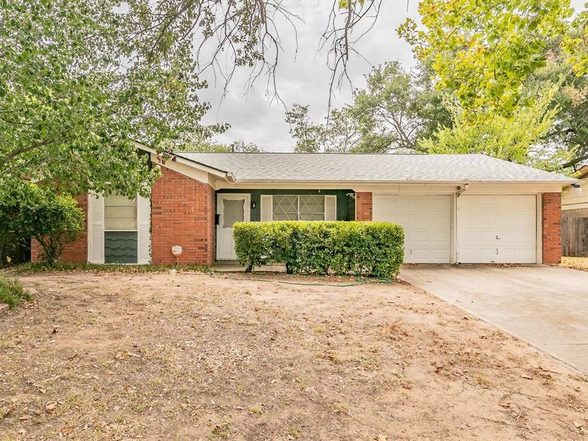 7412  Meadowcrest Drive , Fort Worth Texas 76112