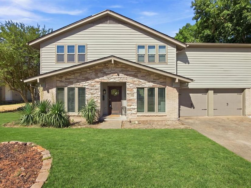 12235  Treeview Lane , Farmers Branch Texas 75234
