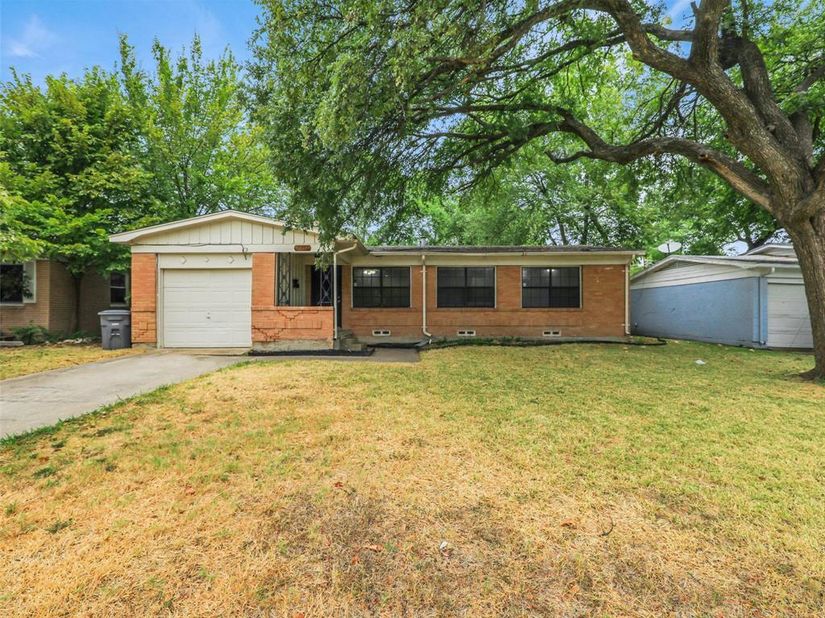 10747  SandAlwood Drive , Dallas Texas 75228