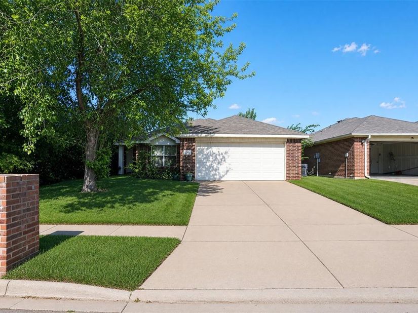 2752  Maegen Circle , Fort Worth Texas 76112