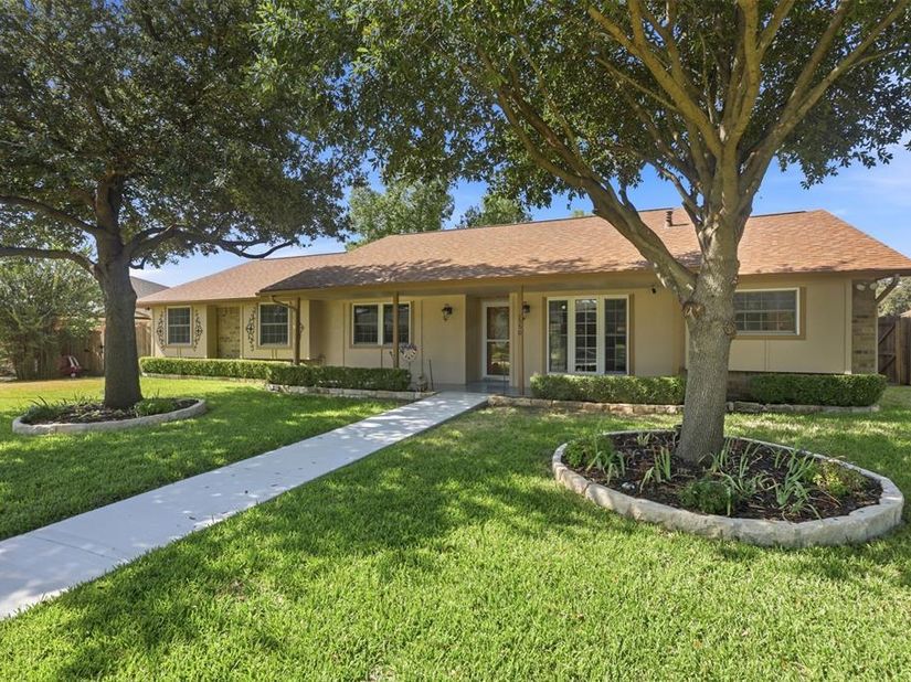 1550  Oak Creek Drive , Lewisville Texas 75077