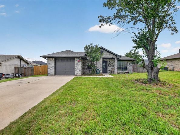 724  Oak Park Drive , Azle Texas 76020