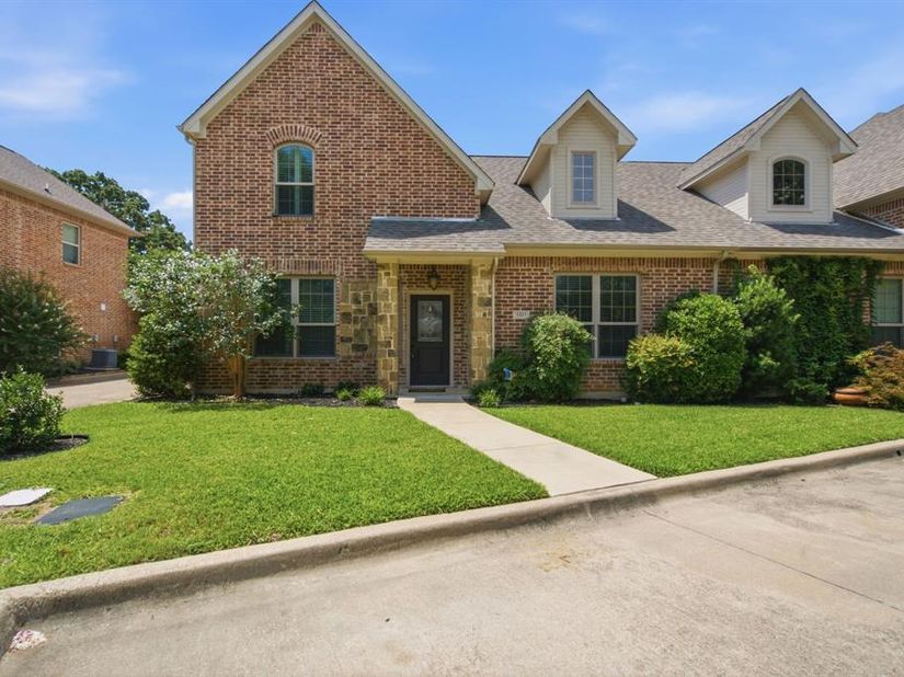 5221  Park Drive , River Oaks Texas 76114