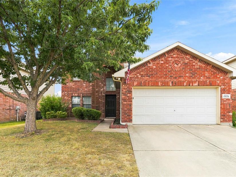 5825  Show Master Lane , Fort Worth Texas 76179