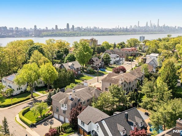 1115 Arcadian Way, Fort Lee NJ 07024