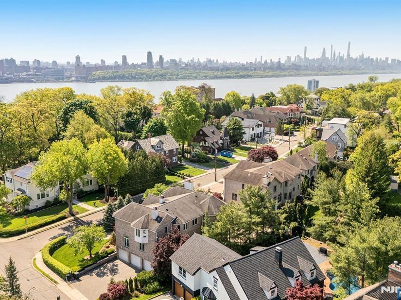1115 Arcadian Way, Fort Lee NJ 07024