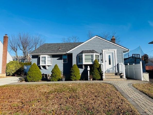 9 Ferndale Drive, Hicksville NY 11801