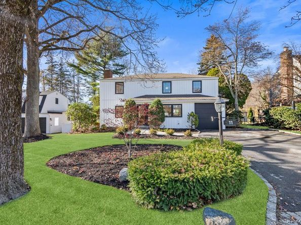 11 Entrance Road, East Hills NY 11577