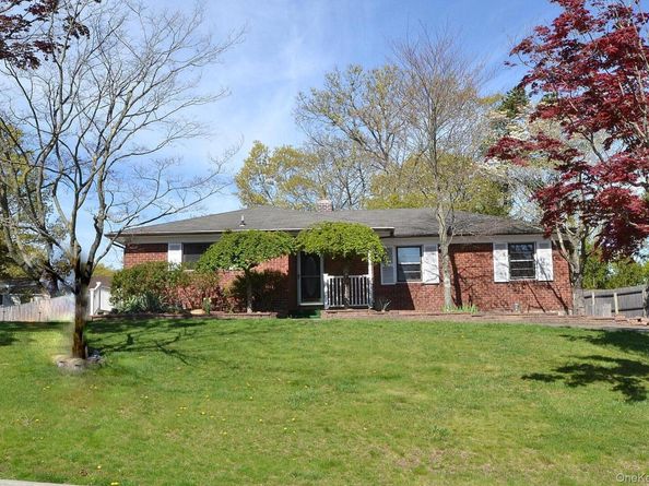 16 Hunter Place, Smithtown NY 11787