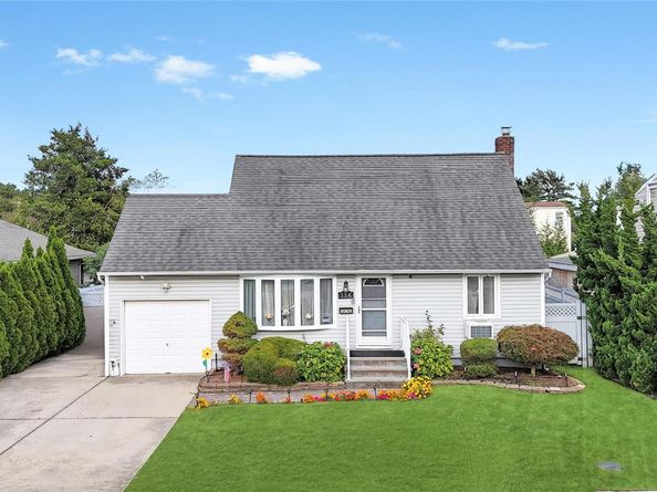 154 8th Street, Bethpage NY 11714