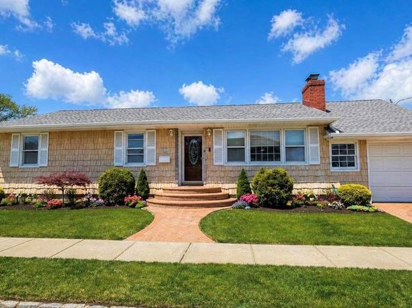 6 Curlew Place, Massapequa NY 11758