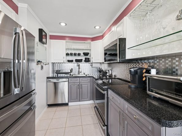 162-40 9th Avenue 8B, Beechhurst NY 11357