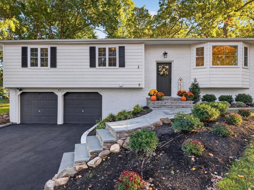 17 Peacock Lane, Commack NY 11725