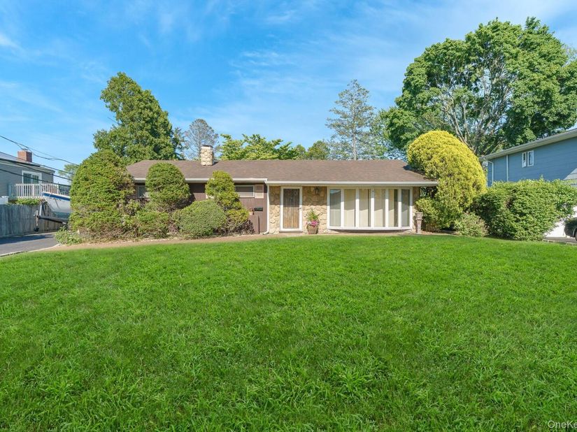 10 Rye Place, Commack NY 11725