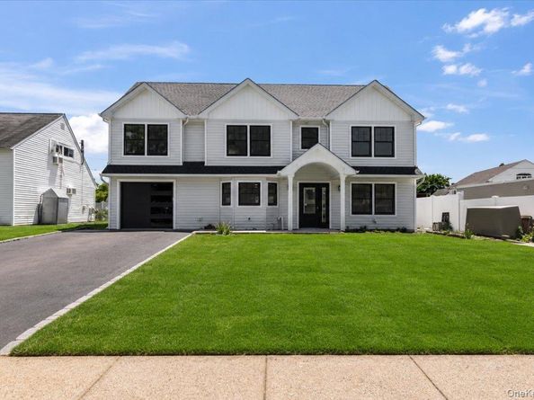 119 Sprucewood, Levittown NY 11756