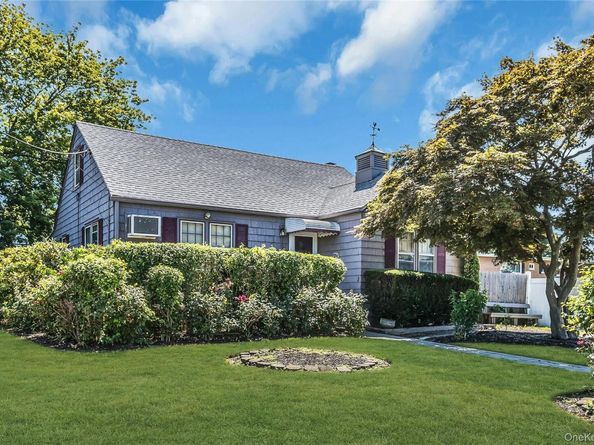 9 Kays Court, North Babylon NY 11703