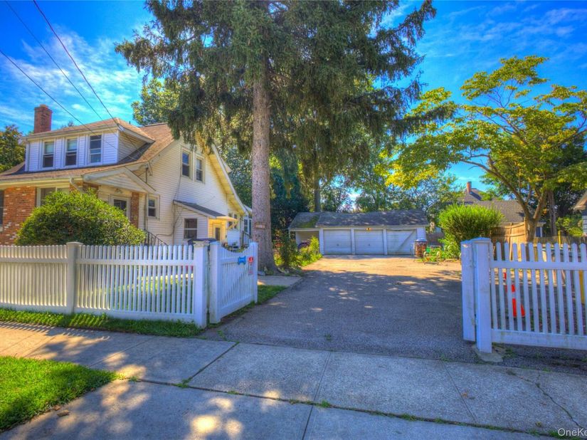 81 Notre Dame Avenue, Hicksville NY 11801