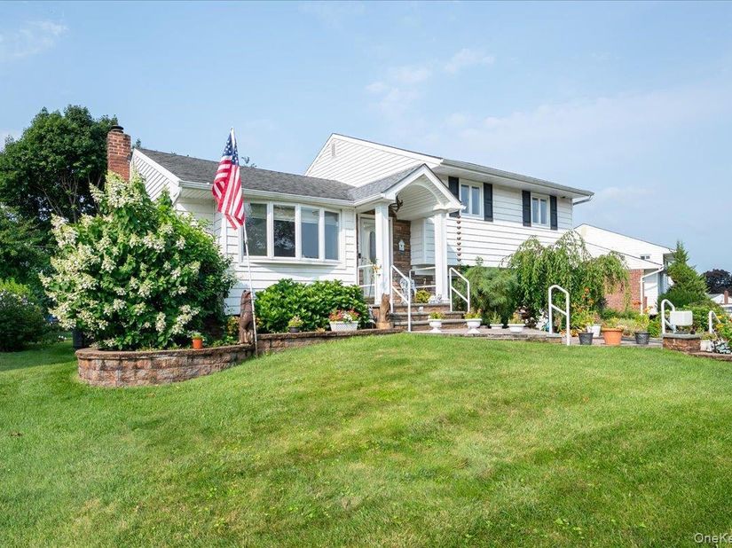 38 Colony Lane, Syosset NY 11791