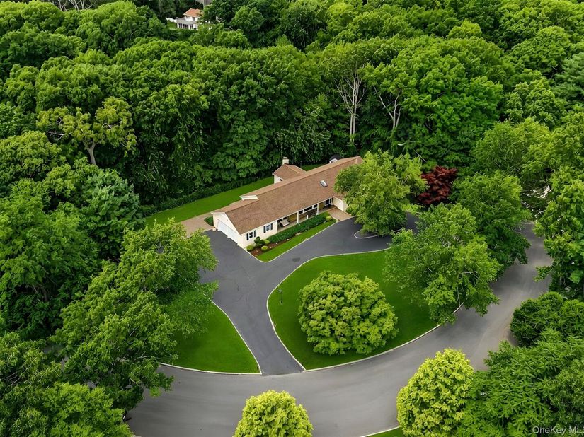 10 Williamsburg Drive, Northport NY 11768