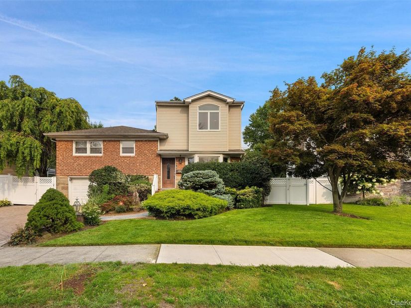 26 Kathleen Drive E, Syosset NY 11791