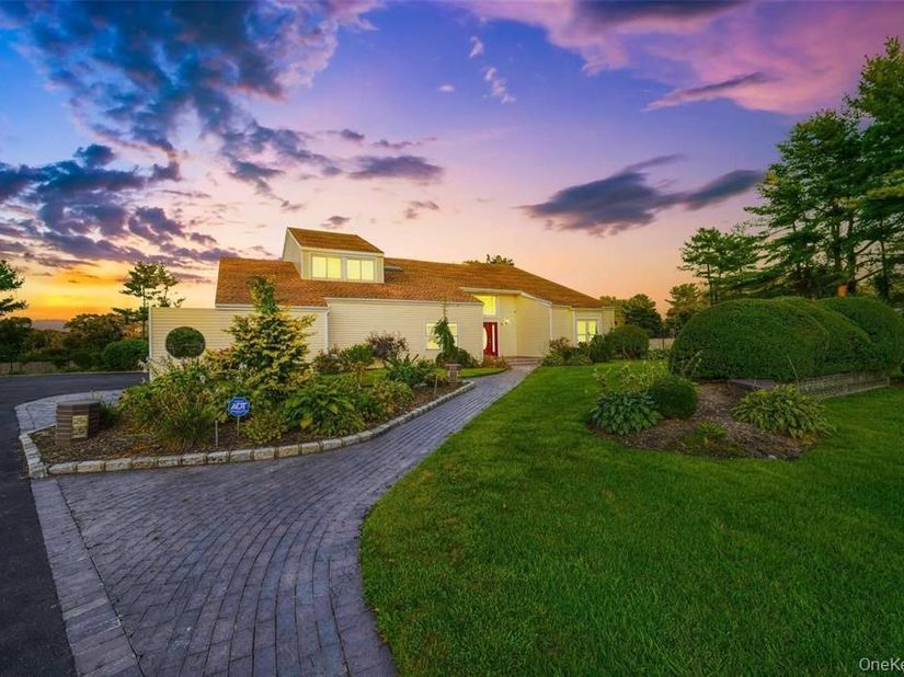 4 Jester Court, Dix Hills NY 11746