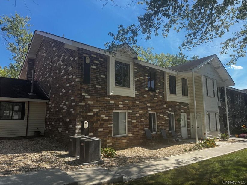 8 Denver Court 8D, Coram NY 11727