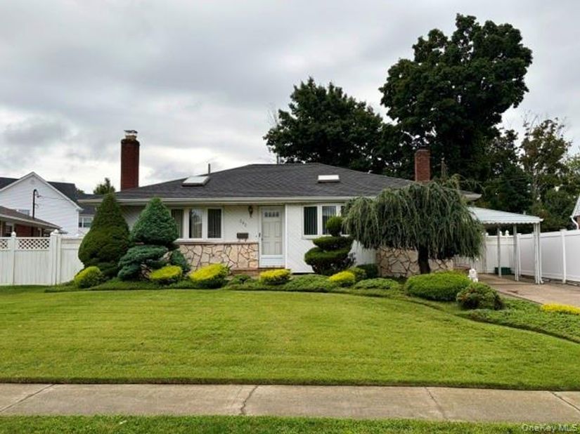 392 Coleridge Street, Levittown NY 11756