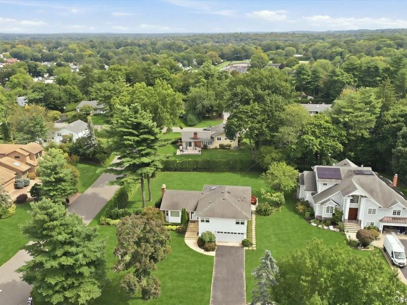 3 Maplewood Lane, East Hills NY 11576
