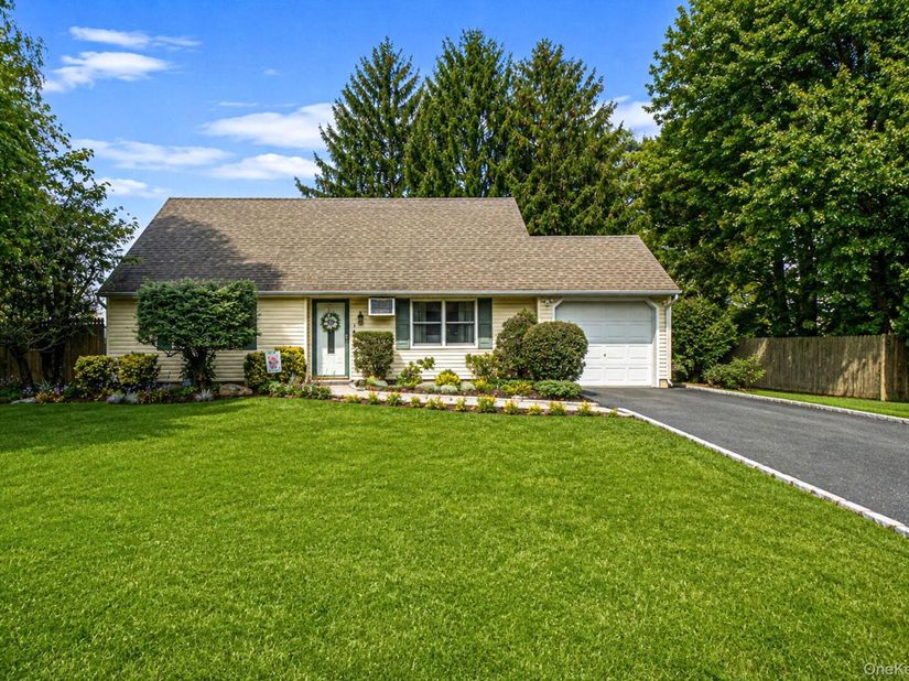 4 Highview Lane, Ridge NY 11961