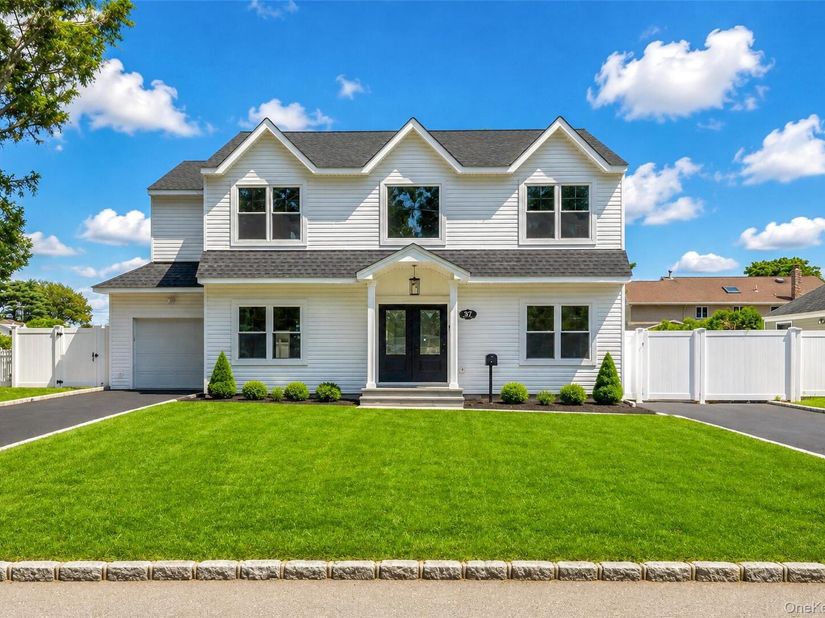 37 Gladstone Avenue, West Islip NY 11795