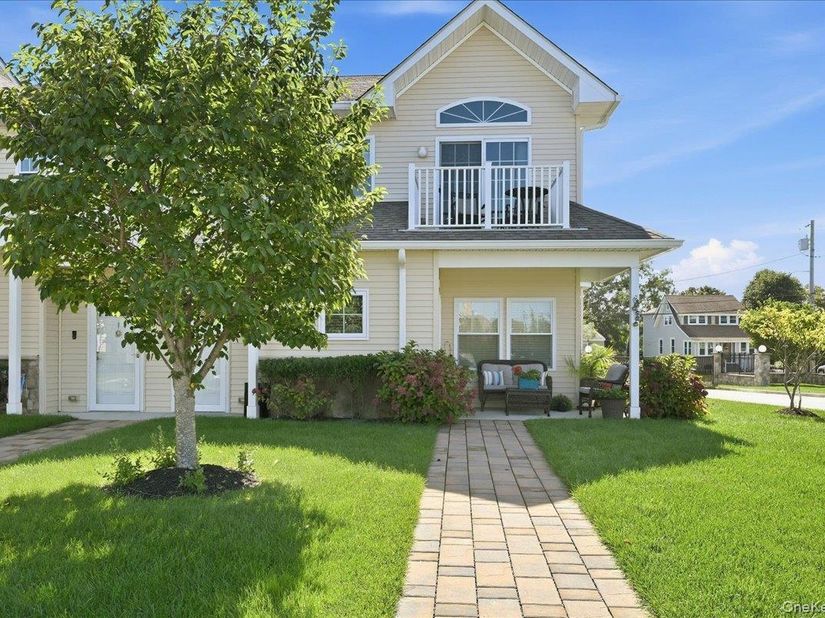 301 Anchor Court, Copiague NY 11726