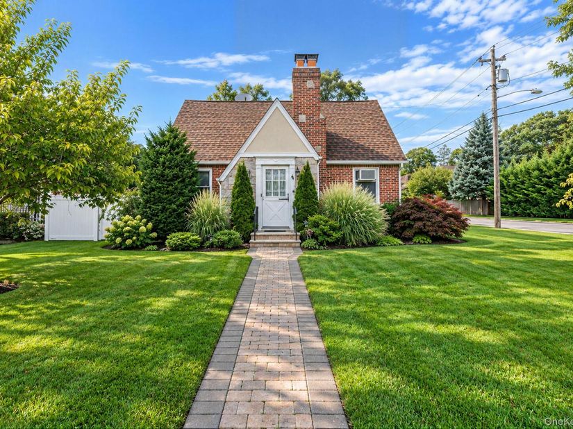 49 Seafield Lane, Bay Shore NY 11706