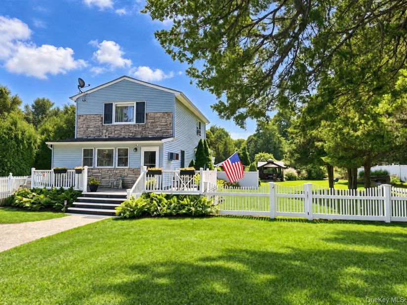 32 Pine Street, Selden NY 11784